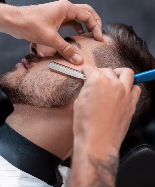Homem com barba profissionalmente aparada e cuidada na Barbearia 87