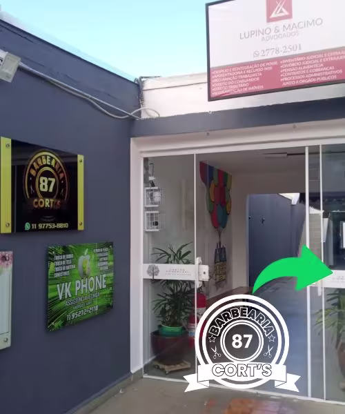 Interior acolhedor da Barbearia 87 com decoração tradicional