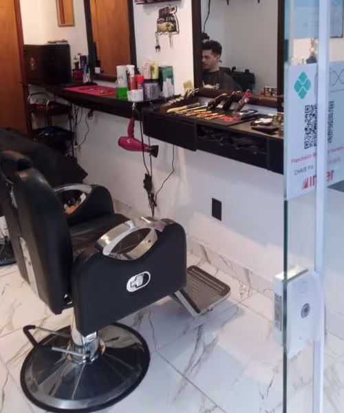 Francis, proprietário da Barbearia 87, trabalhando com dedicação