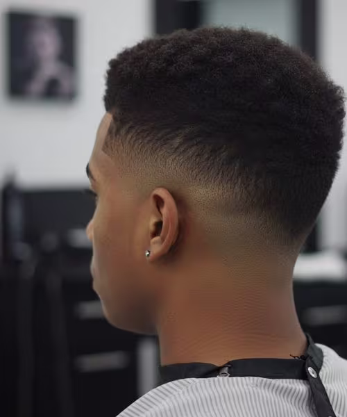 Homem com corte em V estiloso e único realizado na Barbearia 87